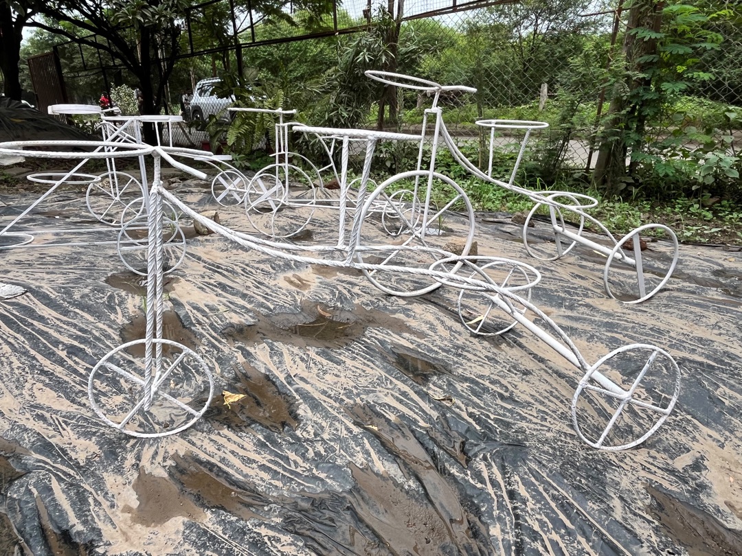 Cycle Multi Pot Stand (लोहे का साइकिल स्टैंड) — stand for sale at Janki Vatika plant nursery, Talawali Chanda, Indore, photo 1 of 2
