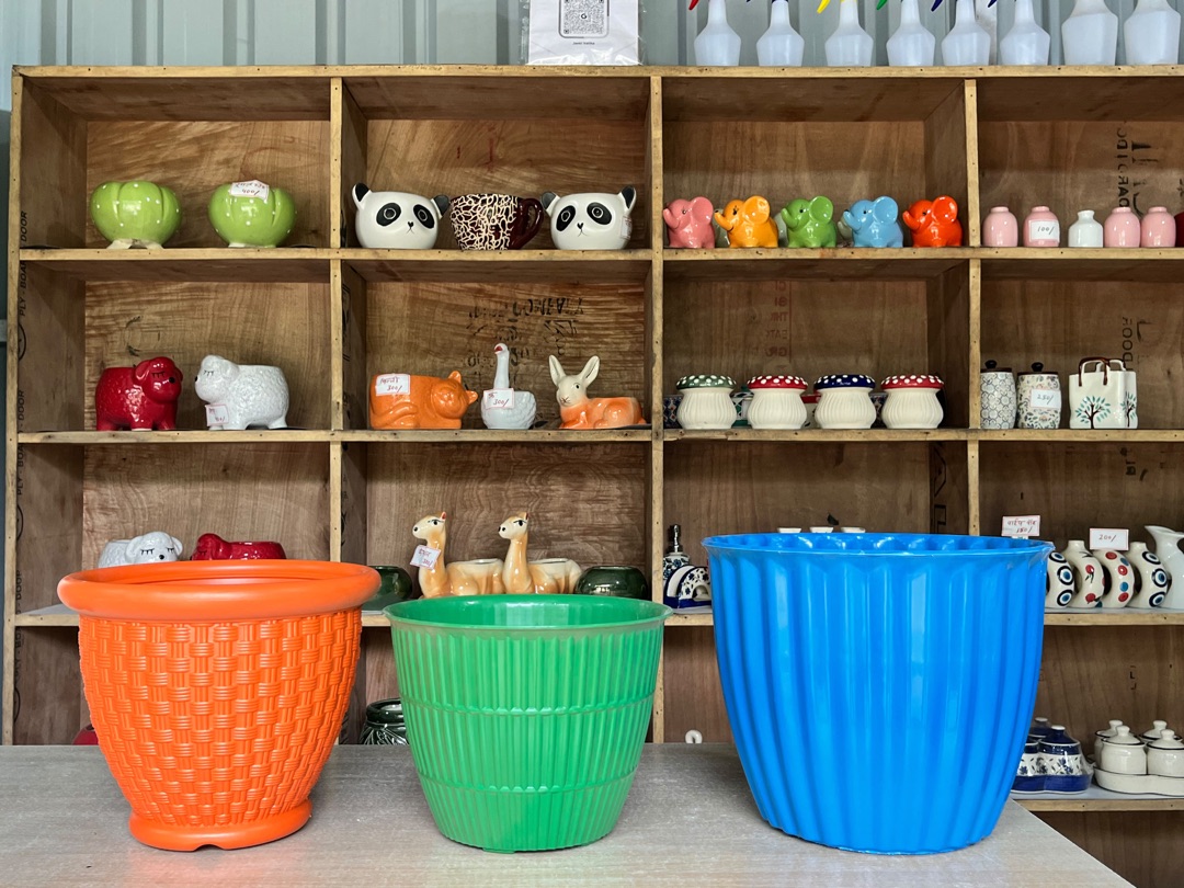 Plastic Pots (Textured and Coloured) (प्लास्टिक गमला) — planter for sale at Janki Vatika plant nursery, Talawali Chanda, Indore