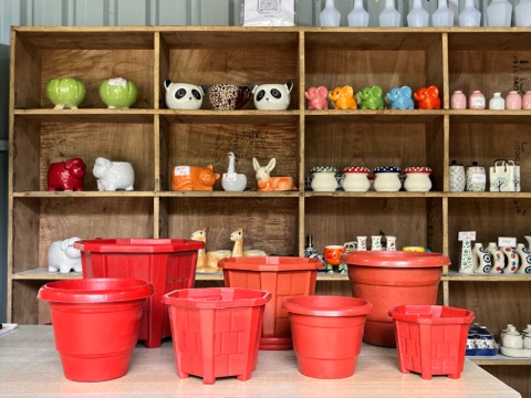 Plastic Teracotta Coloured Pots (लाल प्लास्टिक गमला) — planter for sale at Janki Vatika plant nursery, Talawali Chanda, Indore — Pots & Planters